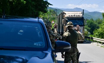 Soldados de la OTAN saludan