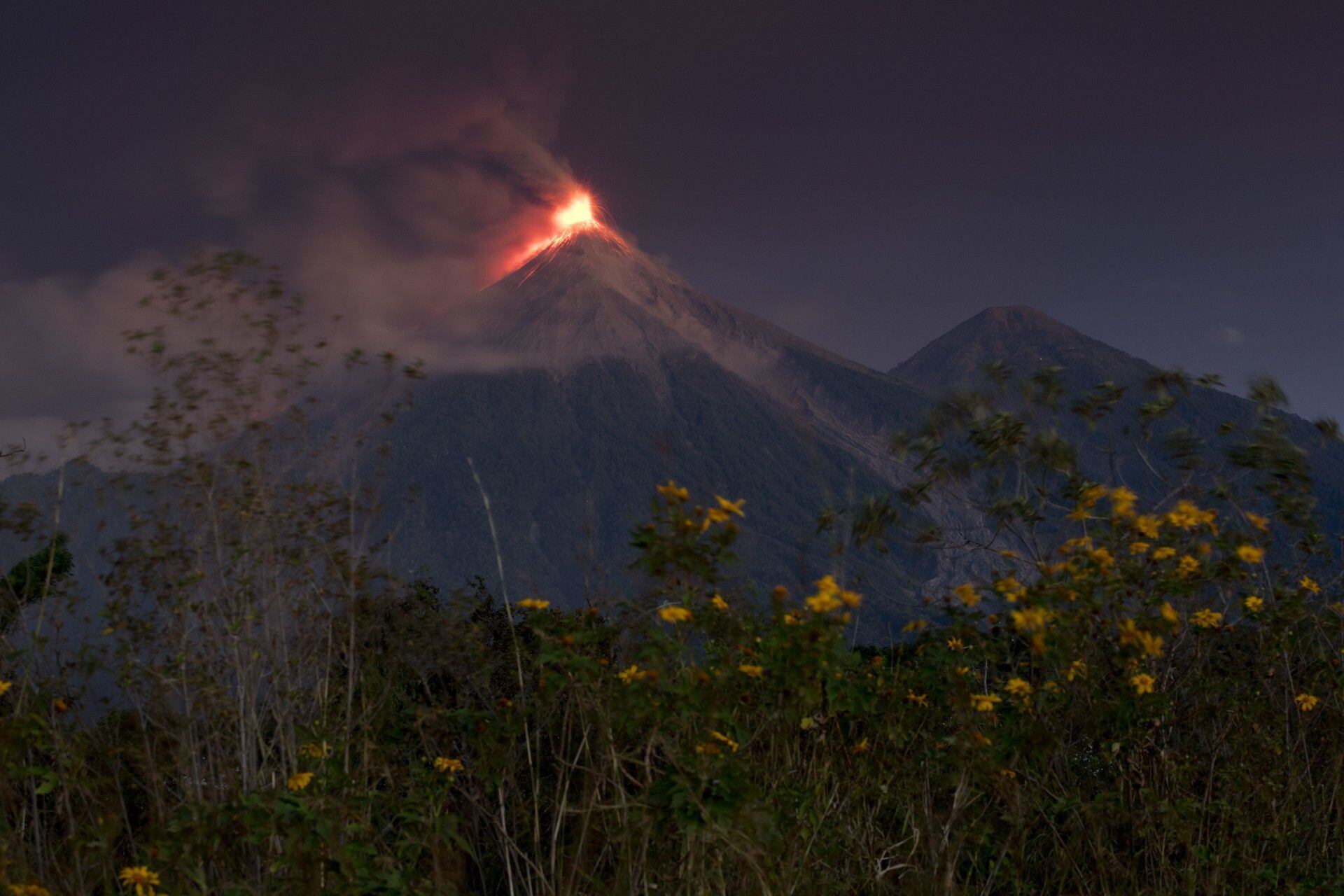 El Volcán de Fuego arroja lava fundida caliente desde su cráter el 19 de noviembre de 2018. (AP/Moisés Castillo)