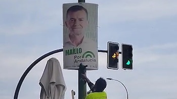 Polémica en la campaña de las elecciones de Andalucía: PSOE e IU acusan al alcalde de Sevilla de retirar sus carteles electorales de las farolas