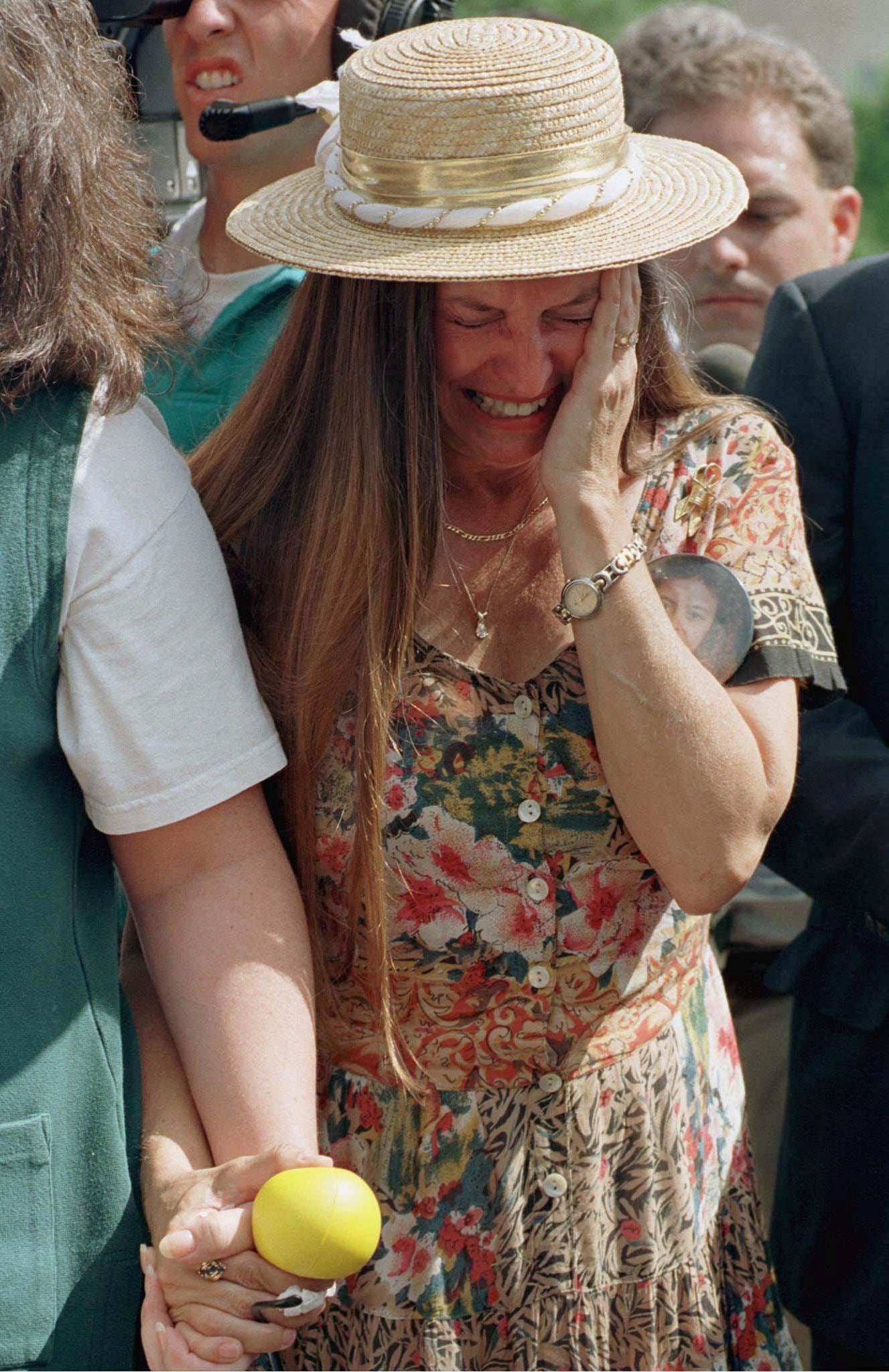 Jacque Walker, cuya sobrina murió en el atentado con bomba de Oklahoma City, rompe en llanto al enterarse de que un jurado de Denver había condenado a muerte a Timothy McVeigh por su participación en el atentado REUTERS/Jeff Mitchell/Foto de archivo