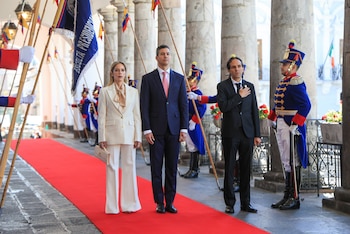 El presidente de Paraguay, Santiago Peña y su esposa en su llegada a Carondelet.