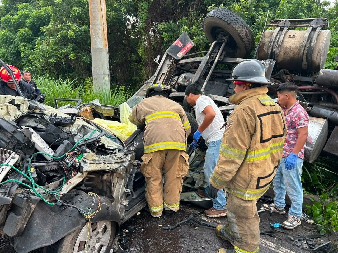 La camioneta tipo agrícola quedó destruida y el camión de volteo volcó sobre la vía, lo que obligó a un cierre parcial de la carretera en Santa Lucía Cotzumalguapa. (Bomberos Voluntarios de Guatemala)