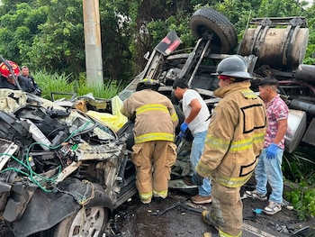 La PNC, el Ministerio Público y Provial investigan el accidente en Guatemala, mientras las primeras indagaciones señalan que el conductor del camión de volteo huyó del lugar.
