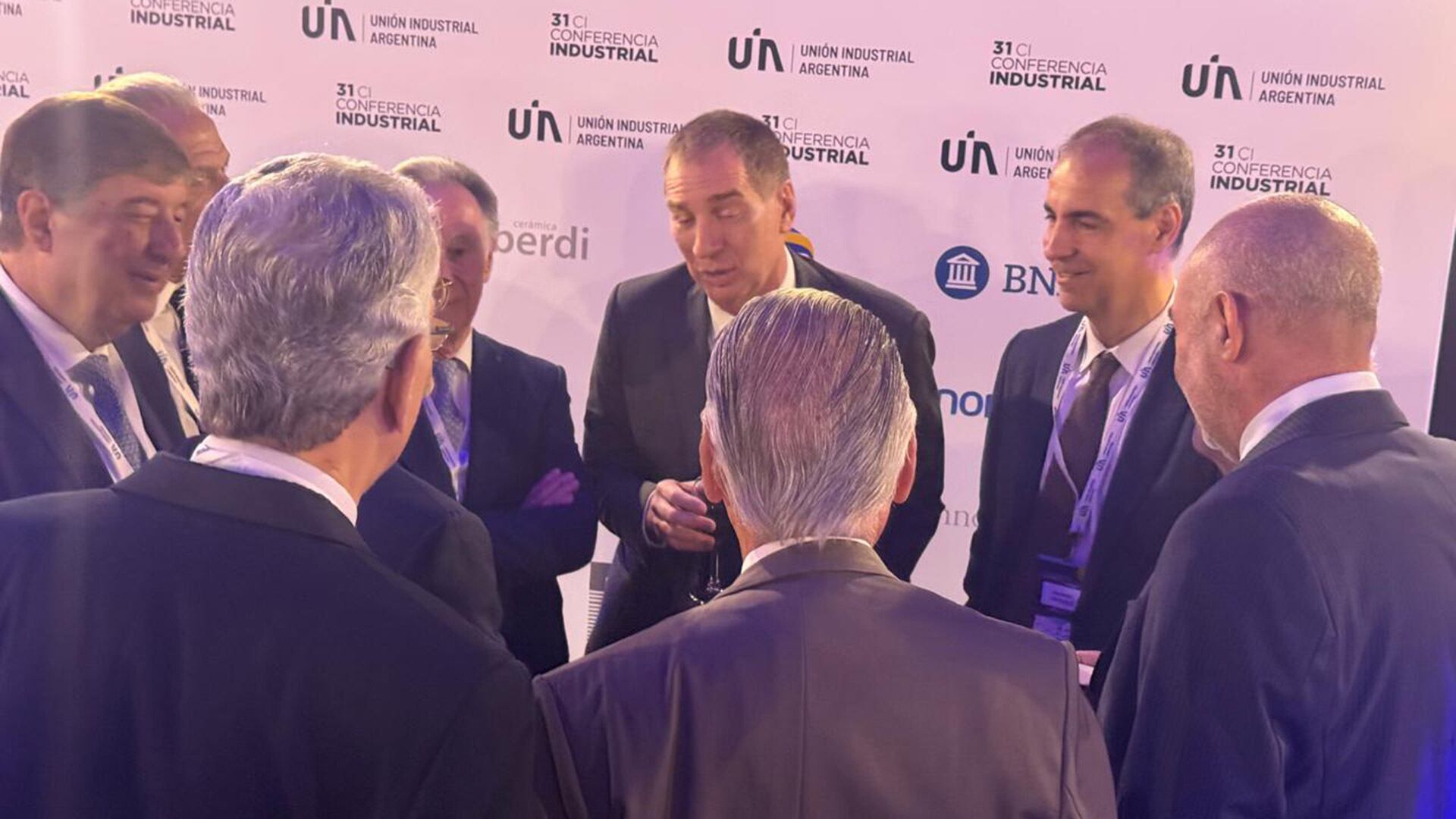 Diego Santilli, ministro del Interior, junto a empresarios en la Conferencia Industrial de la UIA.