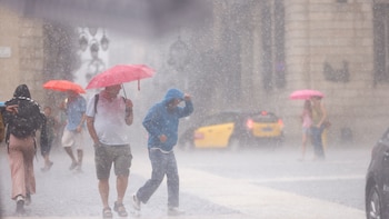 Cataluña suspende las clases en cinco comarcas ante el aviso rojo por lluvias torrenciales