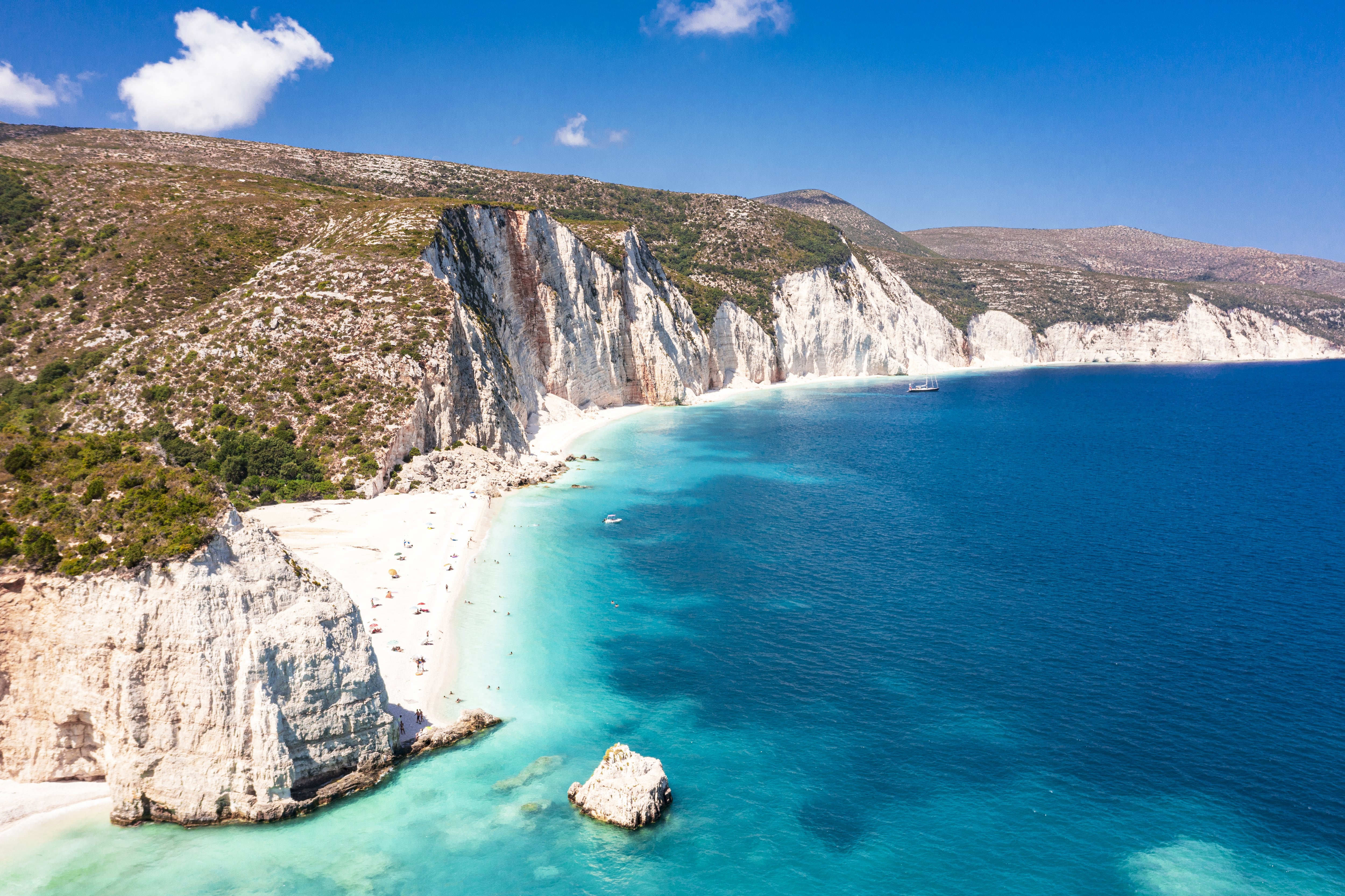 Fteri Beach, Grecia Los acantilados de caliza y la franja de arena y guijarros claros distinguen a Fteri Beach, en la isla griega de Cefalonia (Grosby)