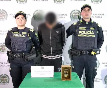 El operativo policial se desarrolla en el barrio La Estanzuela, donde agentes de vigilancia identifican al sospechoso en una zona de alto flujo peatonal - crédito Mebog