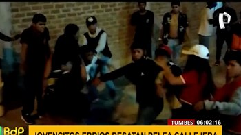 Tumbes: Dos adolescentes se agarran
