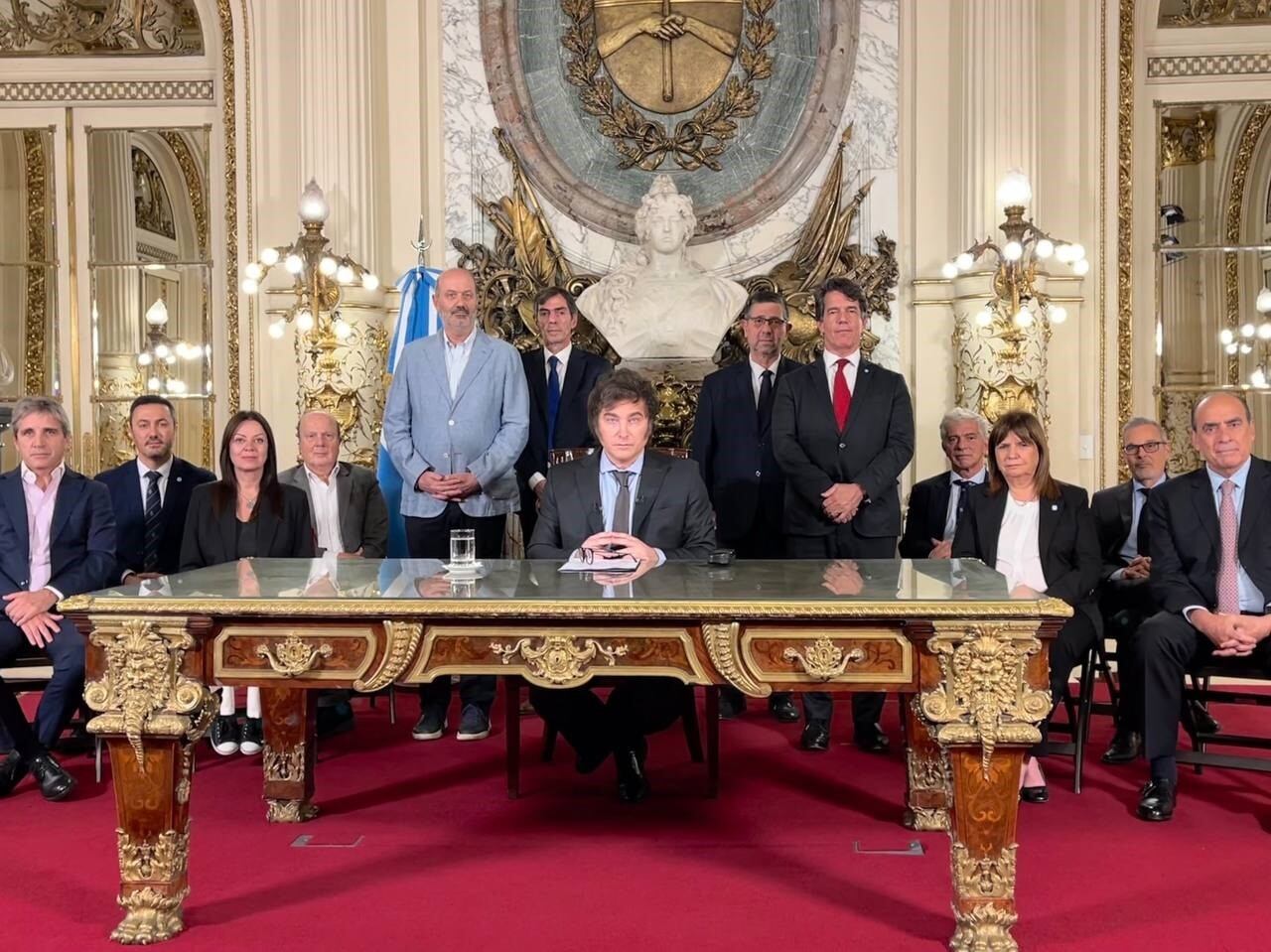 El presidente de Argentina, Javier Milei, junto al resto de miembros de su Gobierni, anuncia el DNU 70/2023