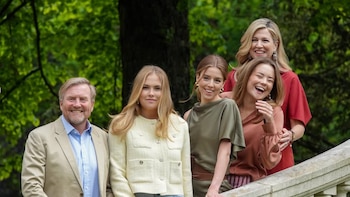 La familia real de Holanda derrocha naturalidad en su posado veraniego: de las carcajadas de Ariane al duelo de estilo entre Amalia y Alexia