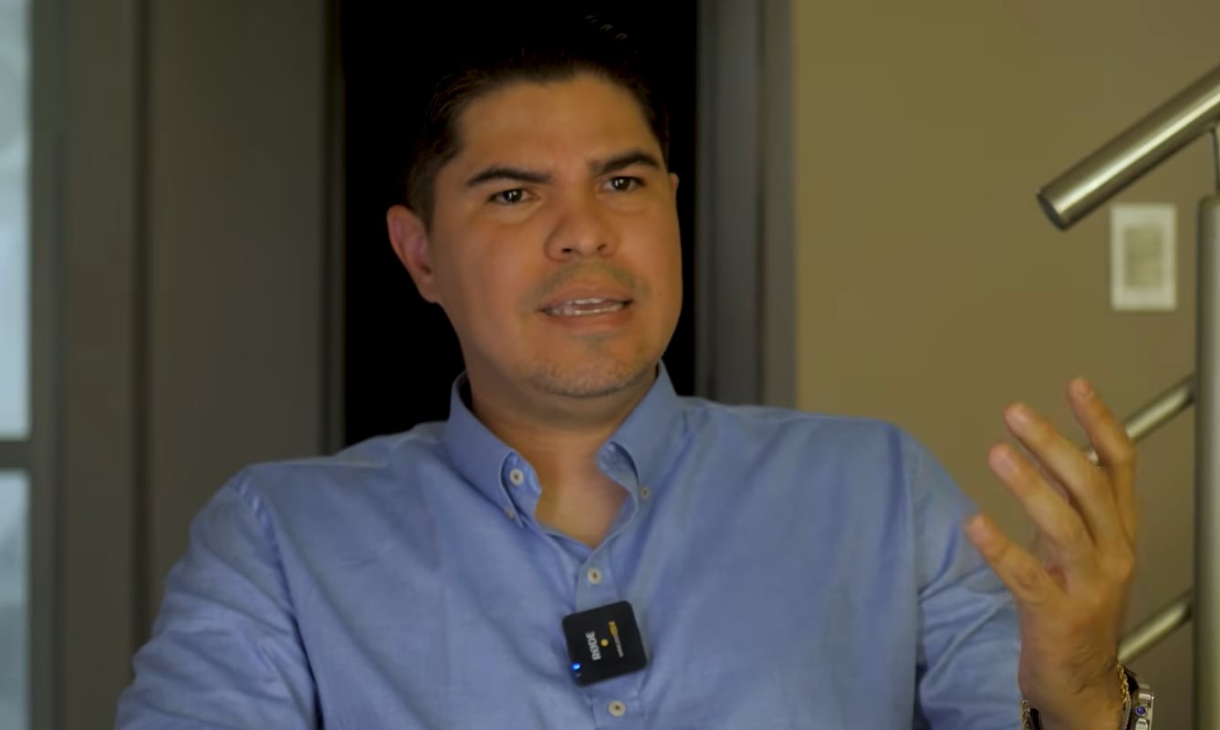 Juan del Villar, abogado de la surfista que denunció ser víctima de abuso sexual por parte de Juan Álvarez Torres - crédito Captura de video @SergioGarciaImpactoNews/YouTube