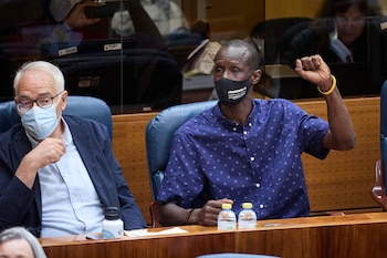Serigne Mbaye fue diputado en la Asamblea de Madrid. En esta foto del 2021 se lo ve en su cargo. Además fue portavoz del Sindicato de Manteros y miembro de la Asociación de los Sin Papeles / 18 de junio de 2021/ Madrid, España
