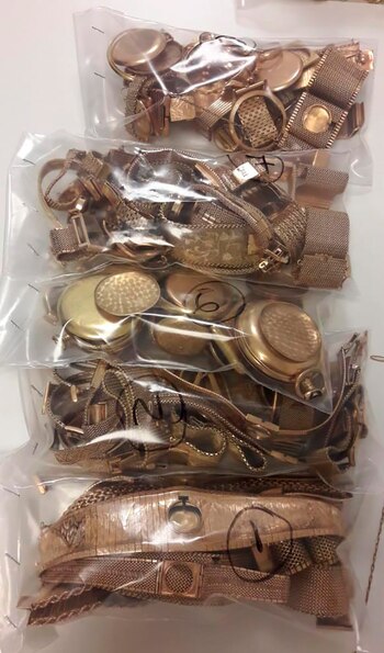 Entre los elementos, habían pulseras,