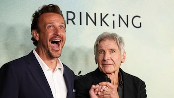 Neil Flynn y su presente en “Terapia sin filtro”: anécdotas, risas y lecciones junto a Harrison Ford y Michael J. Fox