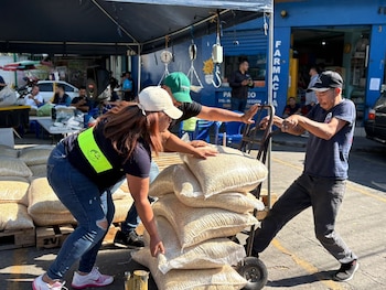 El gobierno salvadoreño interviene el mercado habilitando centros de venta de maíz a precio preferencial para frenar la especulación./ (Redes de Óscar Domínguez)