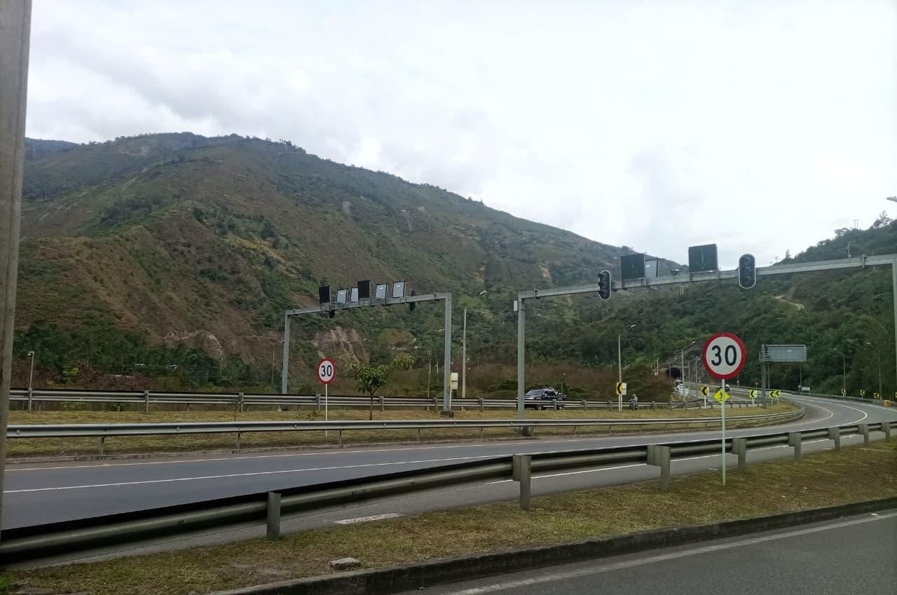 Las autoridades exhortan a consultar canales oficiales y seguir la señalización durante los cierres para garantizar la seguridad vial y el éxito del evento deportivo - crédito @CoviandinaSAS/X