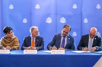 El momento de la firma del nuevo acuerdo entre ambos países.