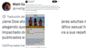 Captura de pantalla de una publicación en redes sociales con un texto traducido y la imagen adjunta de tres mujeres en una playa