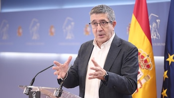 Patxi López admite que Ceuta "está lejos de la normalidad" pero defiende que el Gobierno "reaccionó"