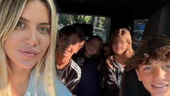 Wanda Nara aterrizó en París con Martín Migueles y cuatro de sus hijos: helados, café y hotel de lujo