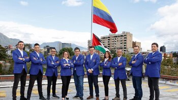 Equipo de Rtvc que viajó a París con Gustavo Petro habría comprado uniformes por 46 millones: María Fernanda Cabal hizo la denuncia