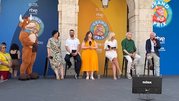 Lalachus, Ramón García, Gorka Rodríguez y la mascota del programa en la presentación de la nueva temporada de 'El Grand Prix del Verano'. (Daniel González / Infobae)