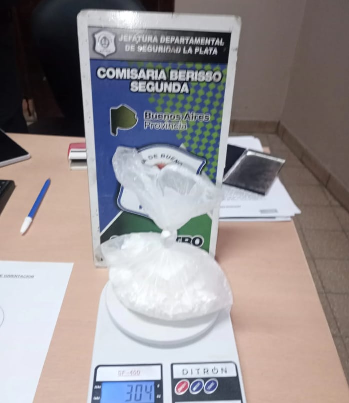 La Policía secuestró 304 gramos de cocaína y la moto utilizada por el sospechoso durante la fuga en Berisso (Fuente: 0221)