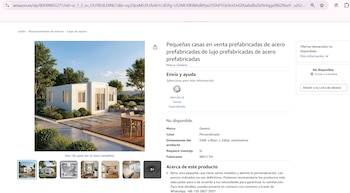 Página web muestra casa prefabricada blanca con ventanas, puerta corrediza de vidrio, terraza de madera, jardín con arbustos y árboles, cielo azul