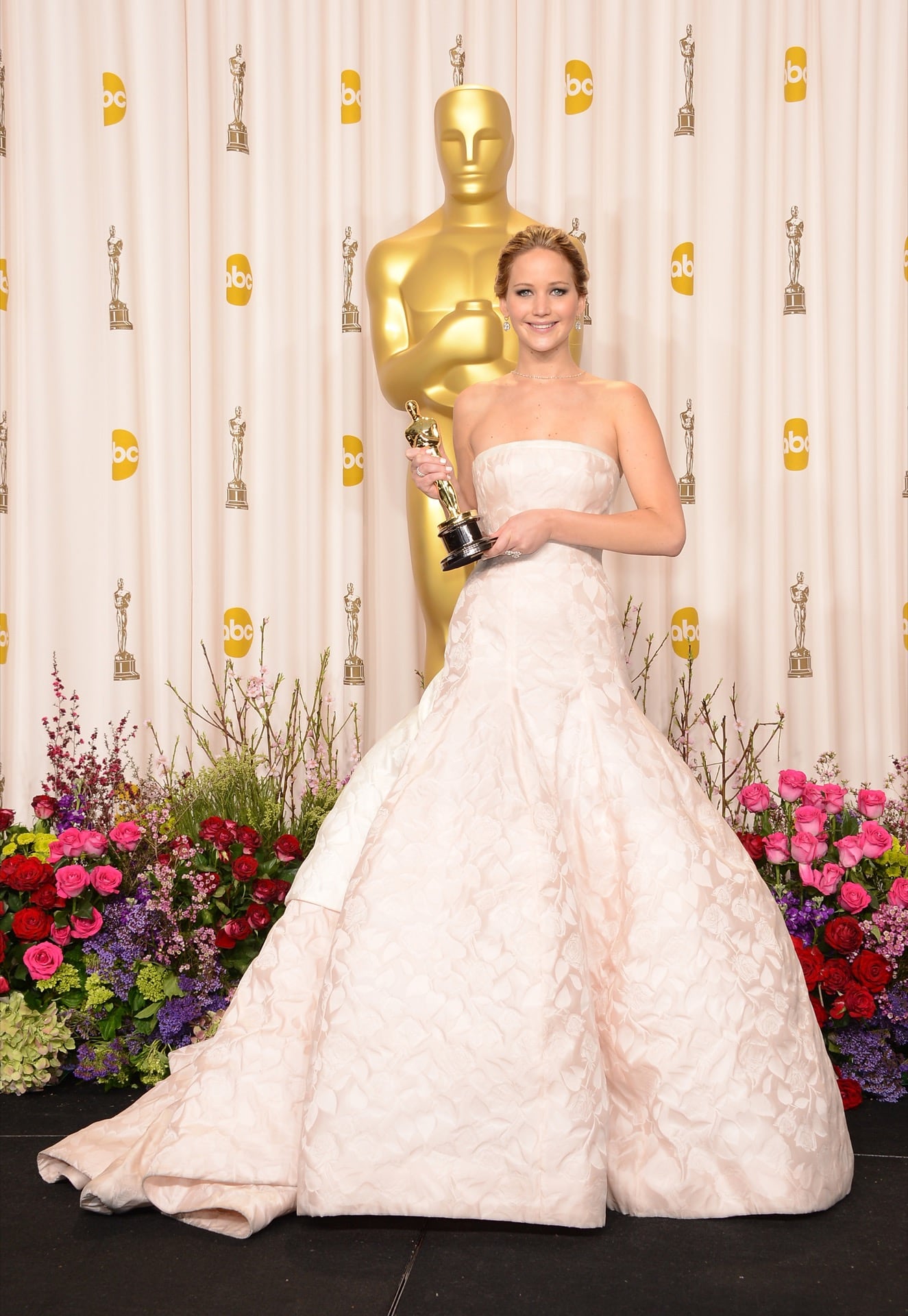 El look de Jennifer Lawrence al quedar con el Oscar a Mejor Actriz en 2013