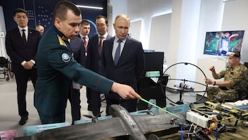 Putin permitirá que los bancos armen a sus empleados para defenderse de los ataques con drones