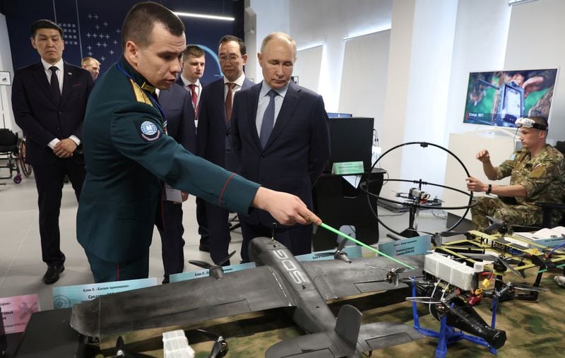 El Kremlin permite a bancos armar personal frente a ataques con drones