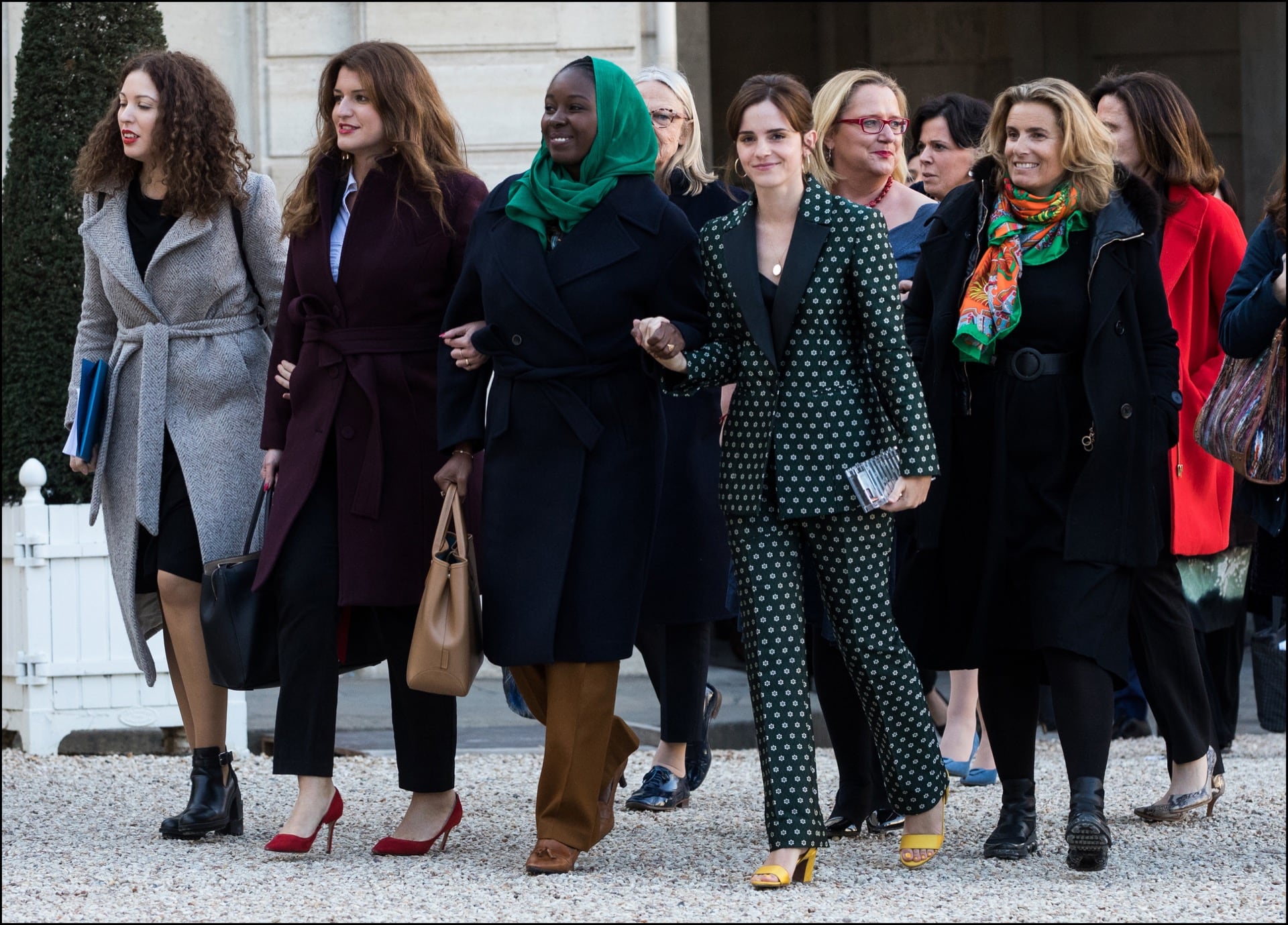 El traje sastre verde oscuro con estampado geométrico revela la inclinación de Emma Watson hacia la experimentación cromática y el diseño moderno (ftnb)