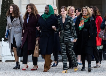 El traje sastre verde oscuro con estampado geométrico revela la inclinación de Emma Watson hacia la experimentación cromática y el diseño moderno (ftnb)