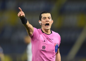 El silbato bogotano tendrá un nuevo reto en la fecha 12 de la Liga BetPlay. Su regreso se da en medio de una polémica bastante fuerte - crédito Marcelo Endelli / EFE