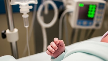 Dramático “paseo de la muerte” cobró la vida de un bebé: sus padres buscaron atención médica en tres departamentos