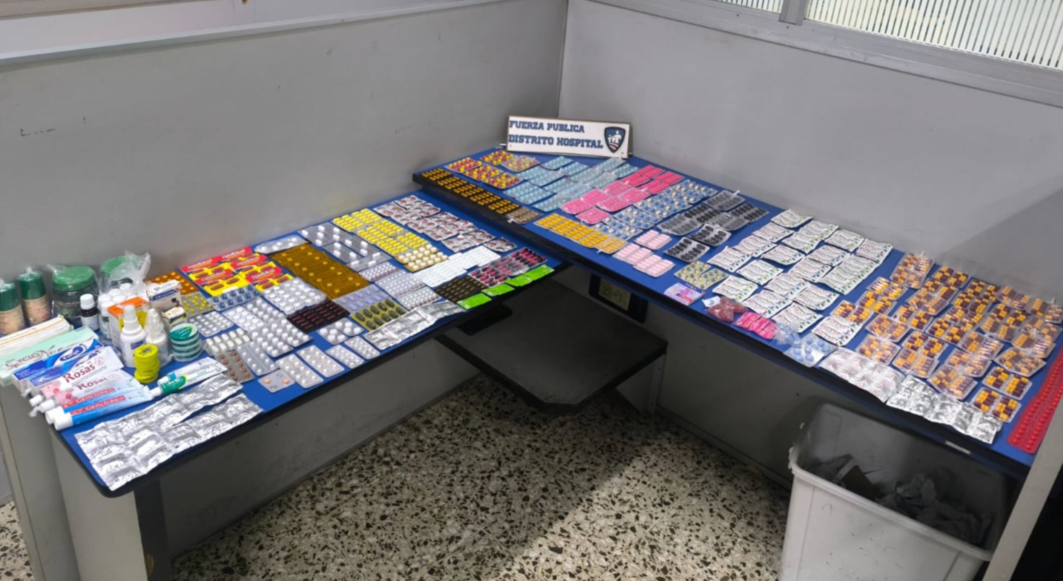 La Fuerza Pública de Costa Rica decomisó un total de 2.407 medicamentos durante dos intervenciones realizadas en el centro de San José. Crédito: MSP