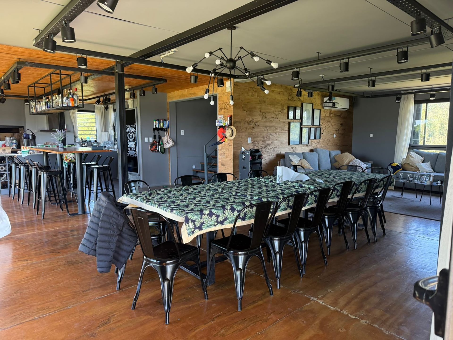 En el interior, la estética es una mezcla de industrial y rústico