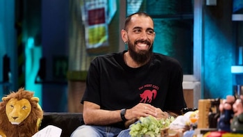Borja Iglesias, delantero centro de la selección española, critica a quien culpa a su pareja, la influencer María Valero, por fallar un gol