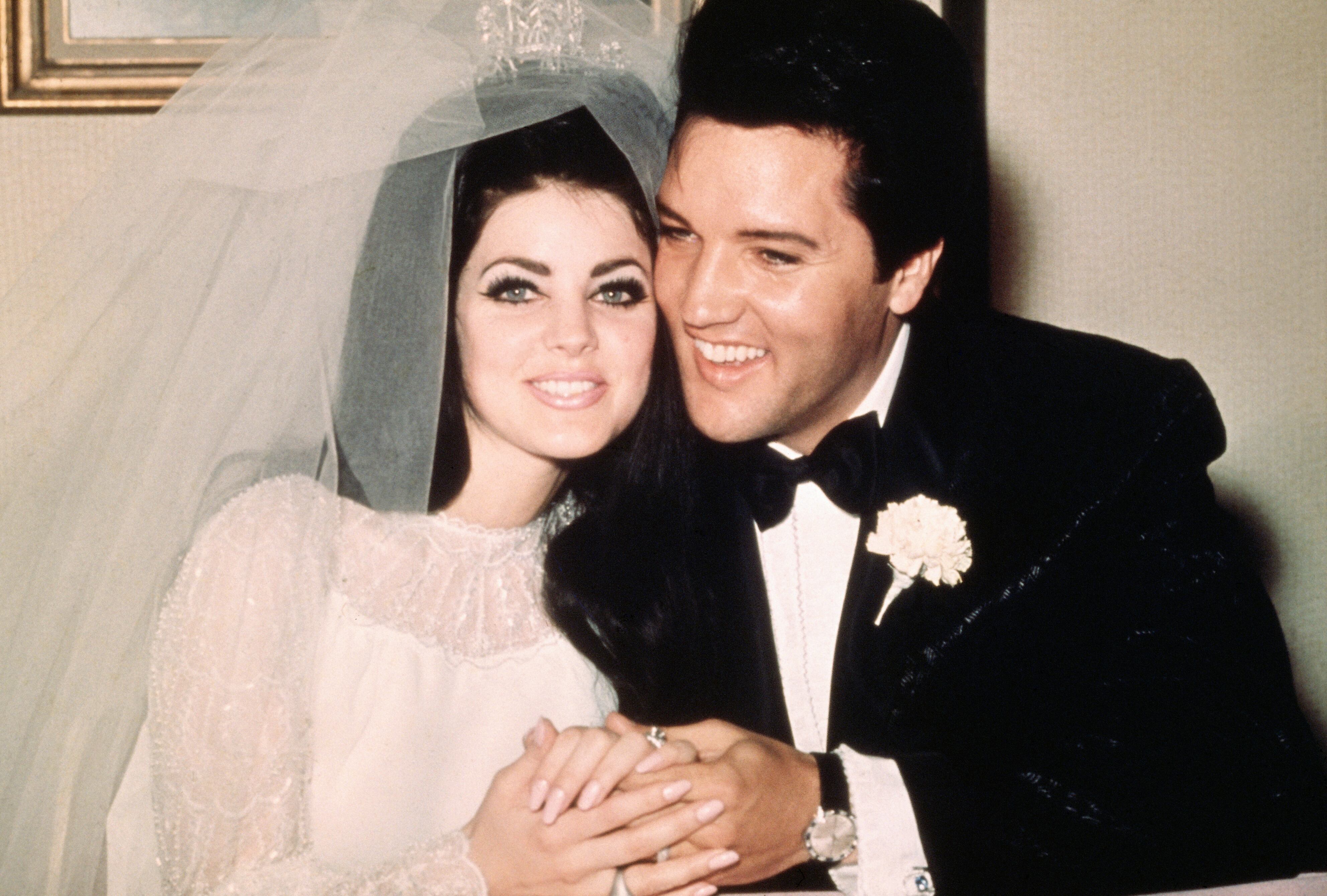Priscilla y Elvis Presley el día de su boda