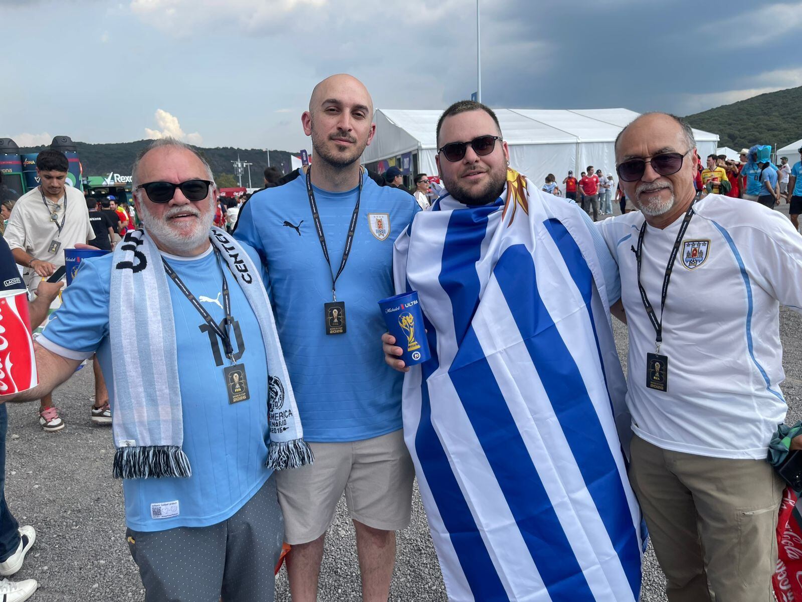 Los aficionados uruguayos a las puertas del Estadio de Guadalajara (Jesús F. Beltrán)