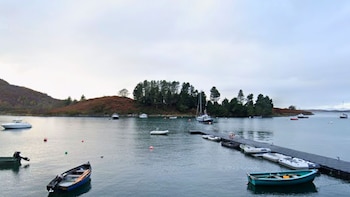 La isla privada que se vende por 1,44 millones de euros: los propietarios son una pareja de jubilados que van en barco a hacer la compra y al pub