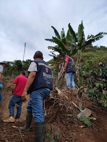 El rescate del minero en El Águila enfrentó un segundo deslizamiento que obligó a reforzar las medidas de seguridad durante la extracción- crédito Bomberos Voluntarios El Aguila Valle/Facebook