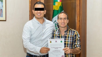 A la izquierda el tesorero municipal detenido y a la derecha el alcalde de Tulum durante la entrega de los nombramientos en octubre de 2024. Crédito: Ayuntamiento de Tulum