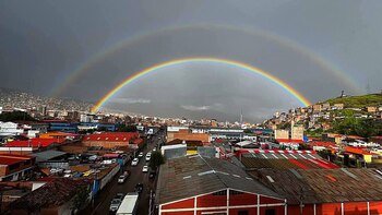 El doble arcoíris embellece el