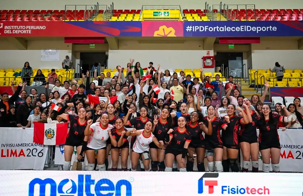 La celebración de la selección peruana de vóley luego de clasificar a la semifinal de los Juegos Panamericanos Universitarios 2026.