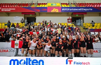 La celebración de la selección peruana de vóley luego de clasificar a la semifinal de los Juegos Panamericanos Universitarios 2026.