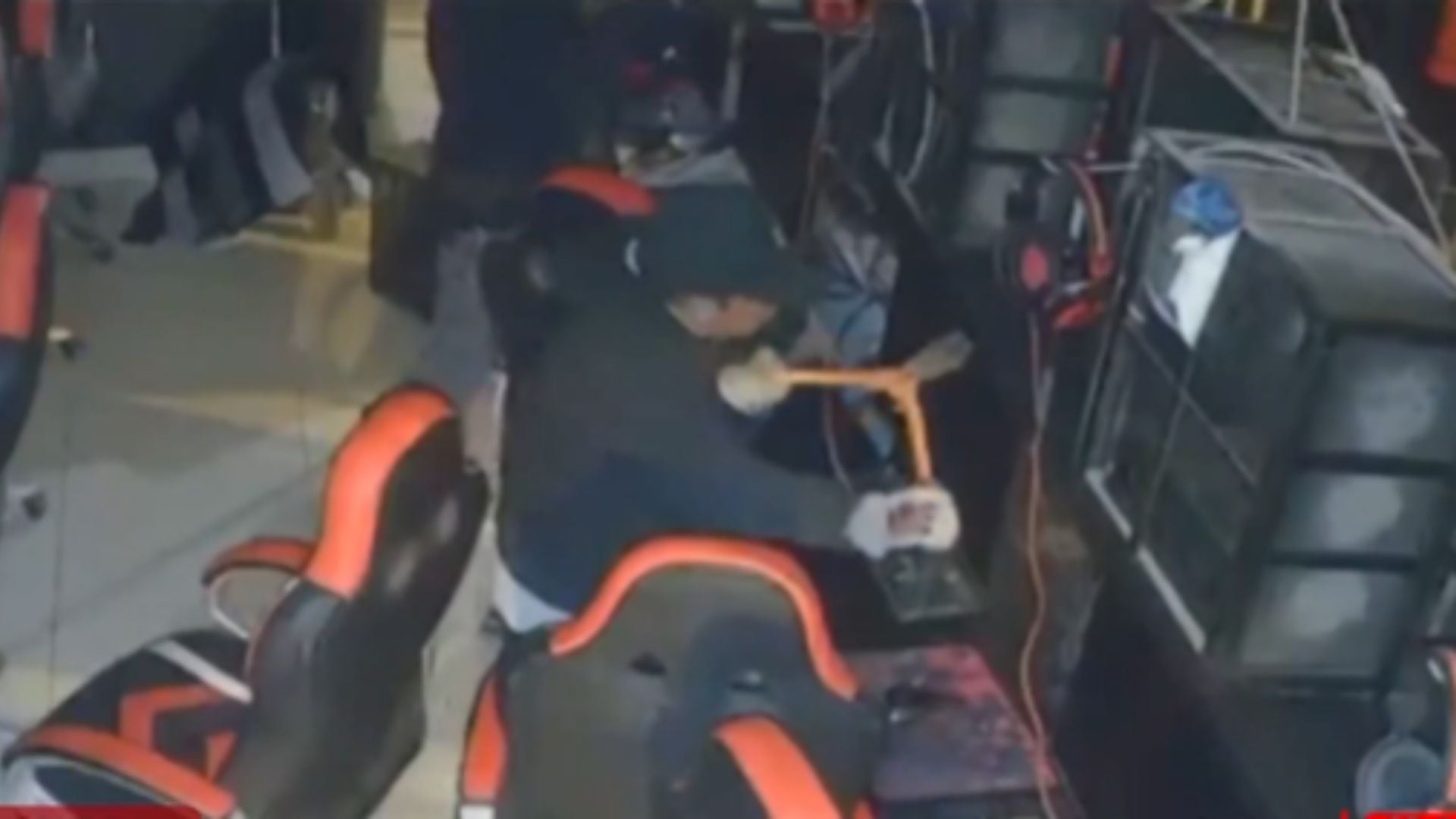 Roban 11 computadoras gamers valorizadas en casi 50 mil soles en una cabina de juegos en Lurigancho-Chosica. (Captura América Tv)