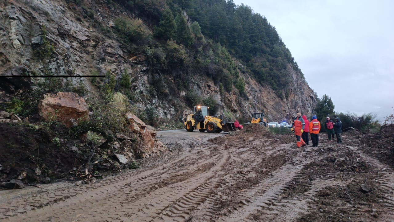 Derrumbe en la Ruta 40 de Neuquén: hay corte total en el tramo de los Siete Lagos