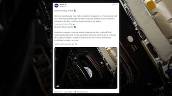 Captura de pantalla de un tuit de la NASA con una imagen de la Tierra vista parcialmente a través de una ventana oscura de una nave espacial, rodeada de componentes tecnológicos