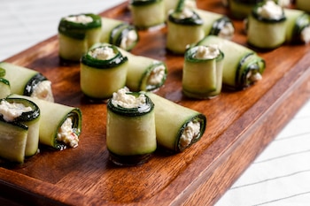 Rollos de calabacín y ensaladilla rusa. (Magnific)